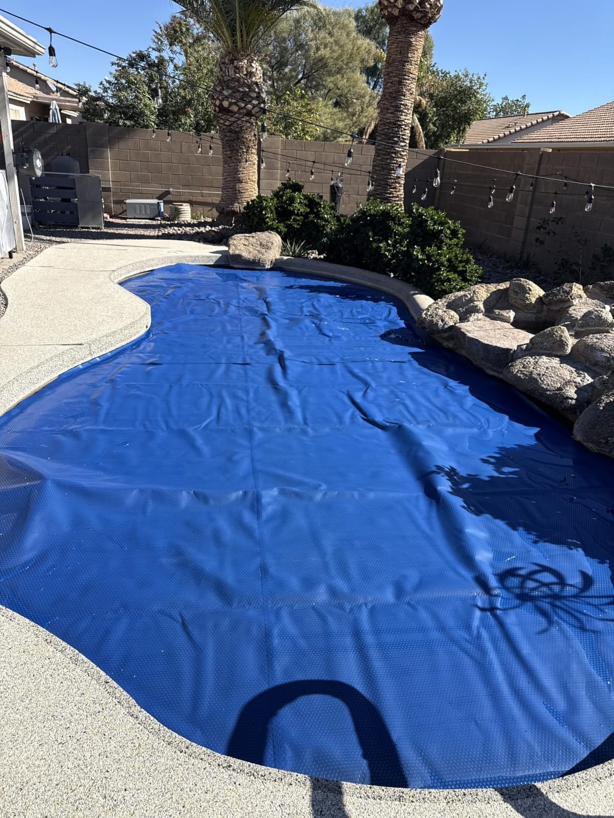 VEVOR Solar Pool Cover 32 x 16 ft 16 Mil Pool Bubble Cover Blue & Black customer photo 1