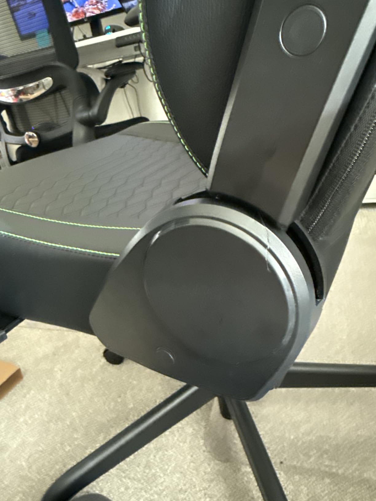 Razer Iskur V2 X NewGen Ergonomic Gaming Chair, Black/Green customer photo 2