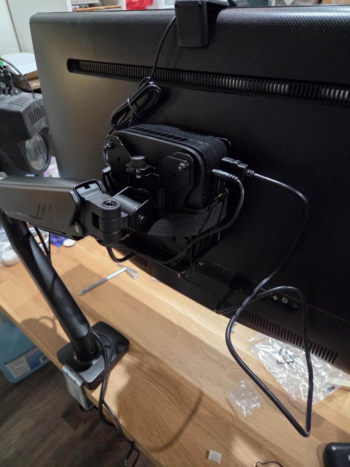 ErGear Heavy Duty Monitor Arm for 13-49″ Ultrawide Screens, 37.4 lbs Capacity, Full Motion Monitor Desk Mount, Rock-Solid Support, Dual C-Clamp & Grommet Mount, VESA 75x75/100x100mm customer photo 1