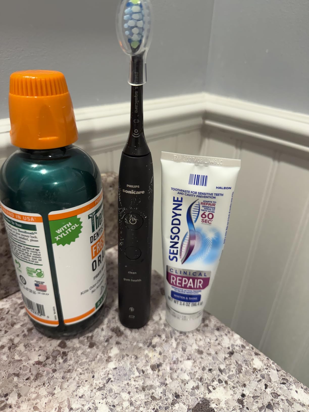 Philips Sonicare 5950 Rechargeable Electric Toothbrush, 2 Brush Head, Black customer photo 1