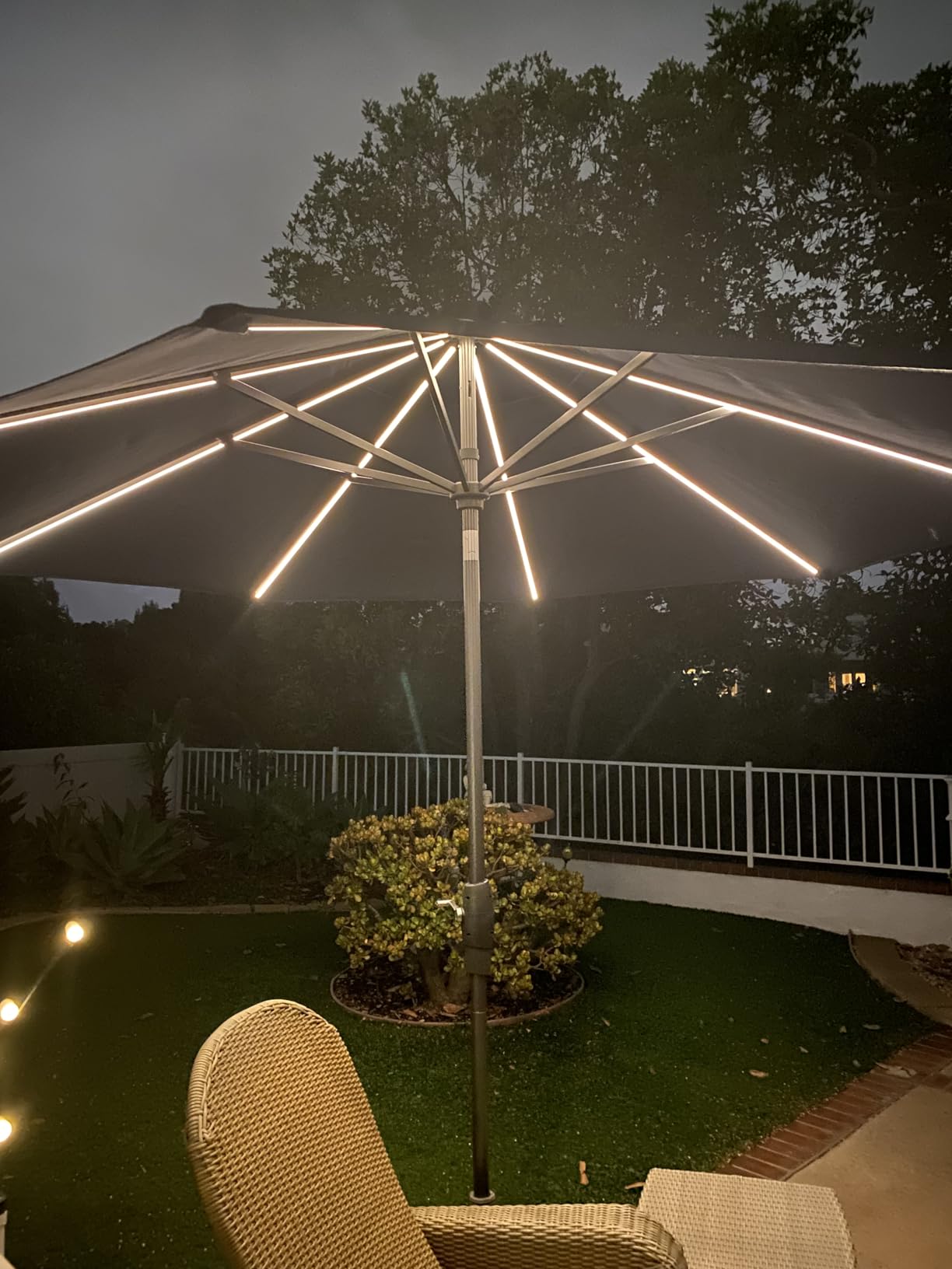 Best Choice Products Patio Market Umbrella with Wavy Trim, UV Fade Resistant 210g Canopy, Crank & Tilt, Wind Vent, Heavy-Duty Frame customer photo 1