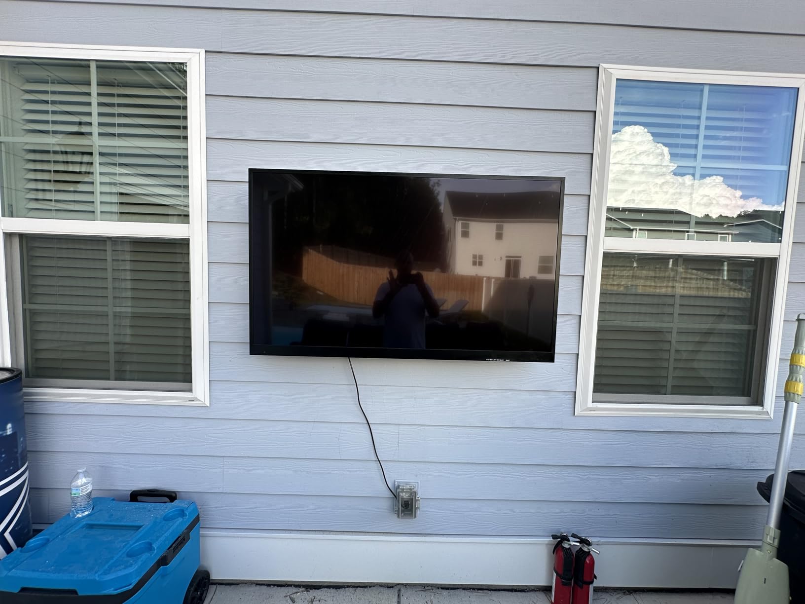 MWE 55 Inch Outdoor Smart TV, 4K UHD, 1000 Nits, IP55 Weatherproof, webOS customer photo 2