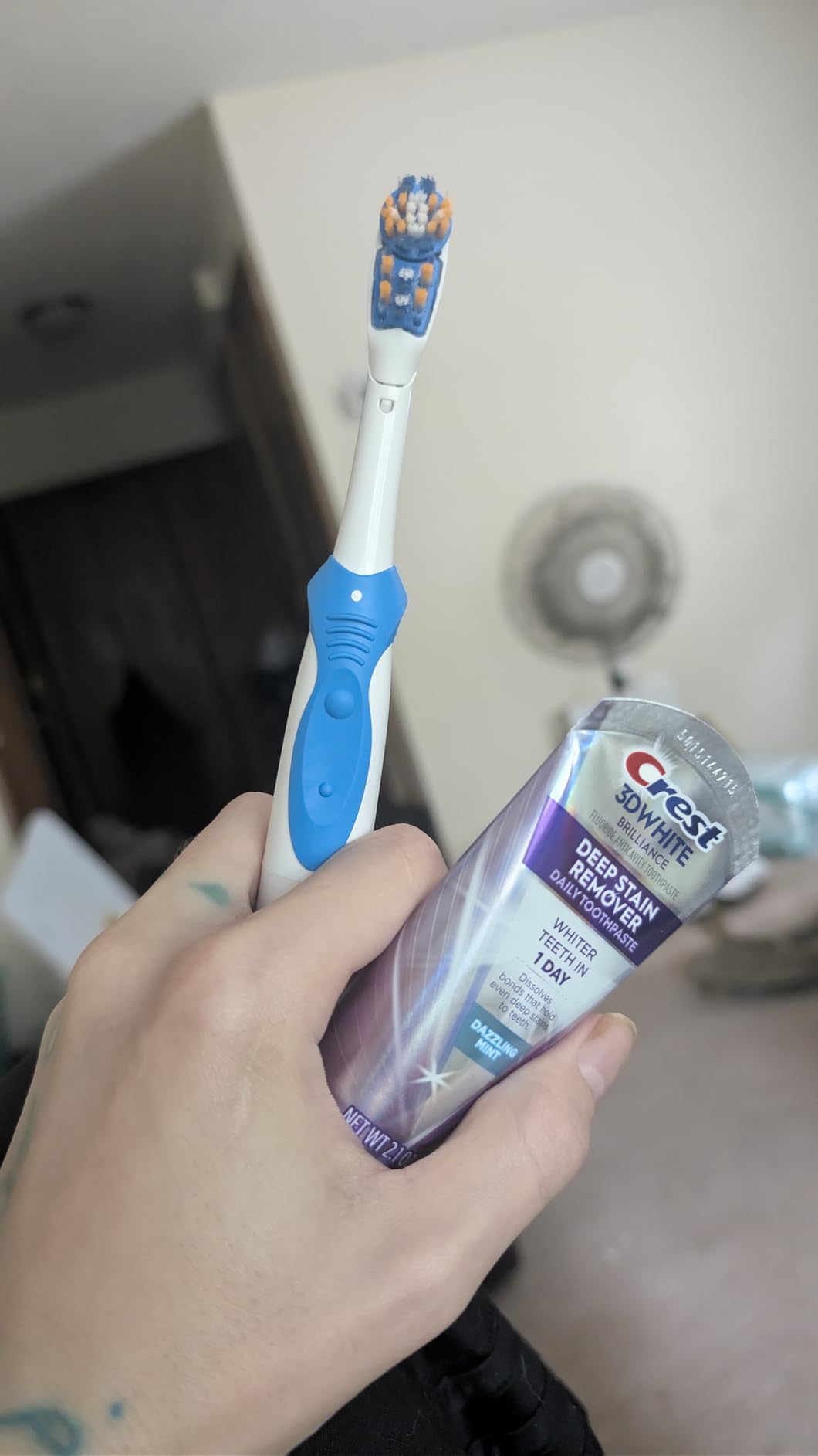 Oral-B 3D White Action Power Toothbrush, 1 Count (Colors May Vary), Multi-colored customer photo 1