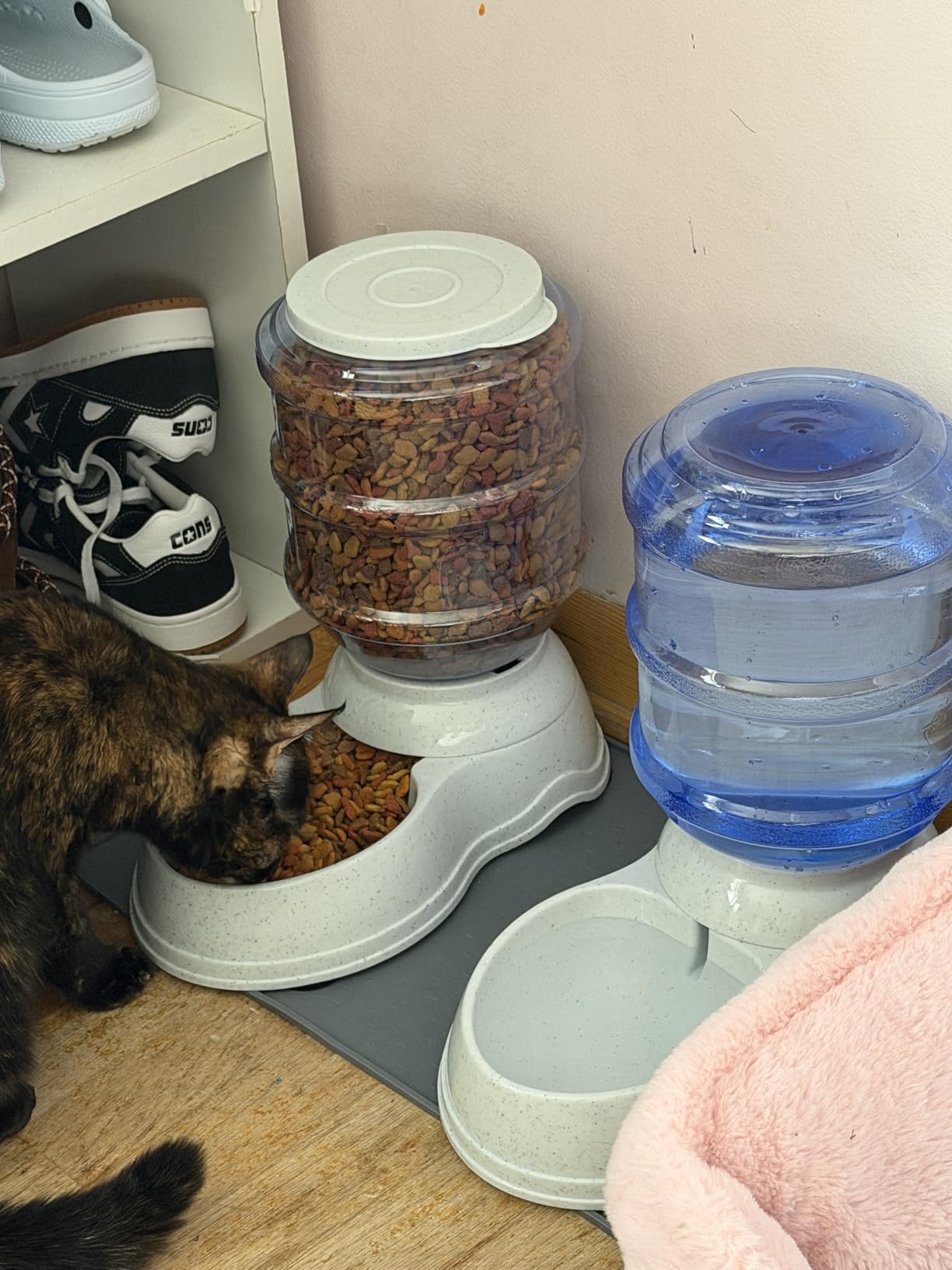 Amazon Basics Automatic Pet Water Dispenser and Gravity Food Feeder Set for Cat and Dog, Easy to Clean, 152fl.oz food feeder, 135.3fl.oz water dispenser, Small, Pack of 2 customer photo 2