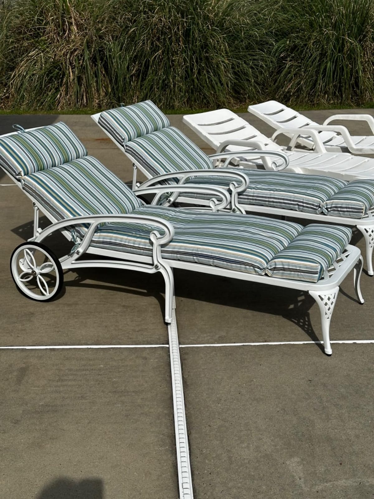 VINGLI Cast Aluminum Outdoor Chaise Lounge Chair with Wheels, Patio Chaise Lounges with 3-Position Adjustable Backrest, Pool Lounge Chair Reclining Chairs for Poolside Tanning (1, White) customer photo 1