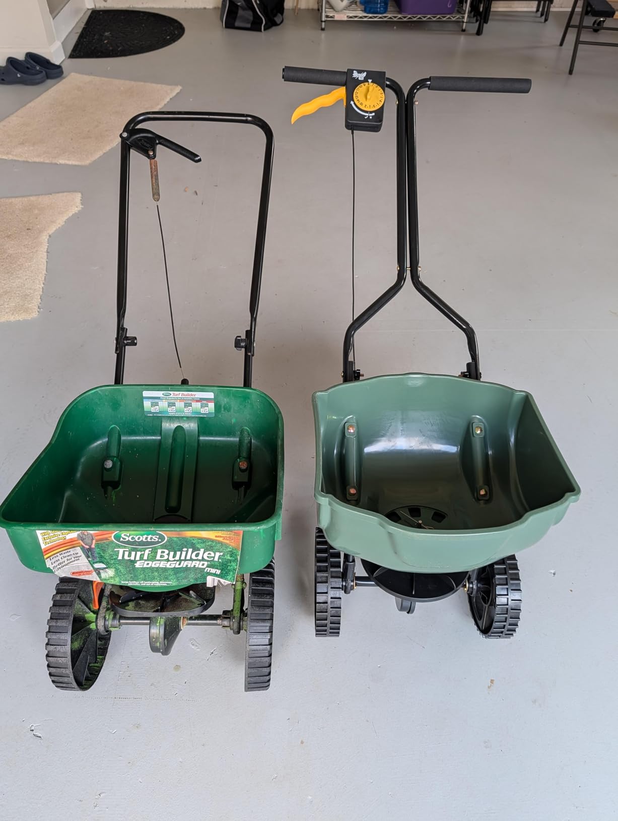 Amazon Basics Fertilizer Spreader for Lawn, Evenly Spreading, Multi-Gear System, Covers 5000 Square Feet per Load, 33 Pounds, 0.53 Cubic Feet, All Season, 1-Pack customer photo 1
