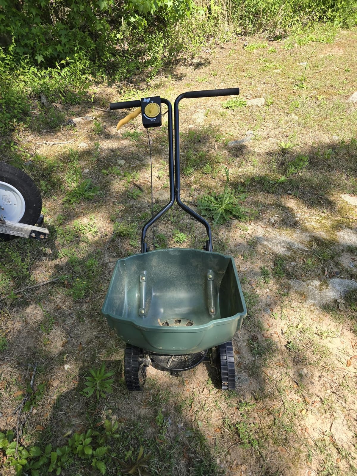 Amazon Basics Fertilizer Spreader for Lawn, Evenly Spreading, Multi-Gear System, Covers 5000 Square Feet per Load, 33 Pounds, 0.53 Cubic Feet, All Season, 1-Pack customer photo 2