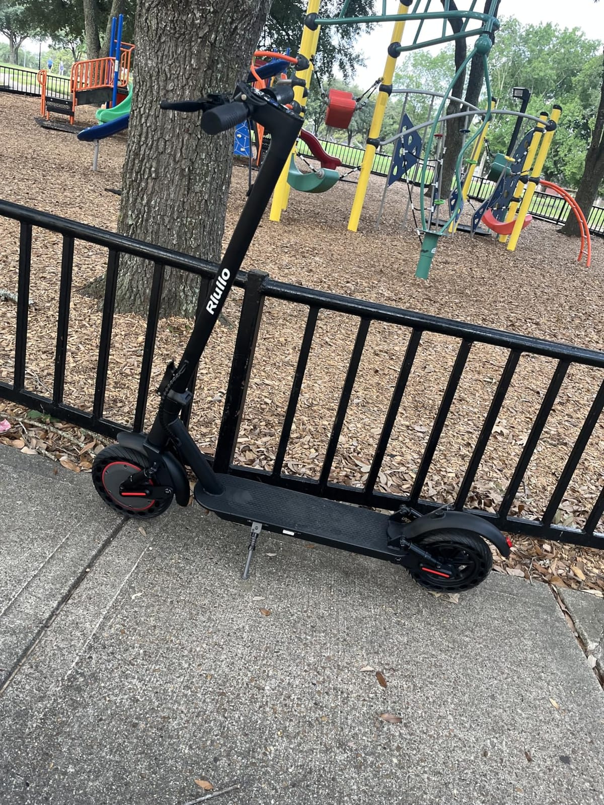 Electric Scooter, 350W-500W Motor, 9 MPH to 22MPH, 10-41 Miles Range, Dual Suspension, Dual Braking, App Control, Foldable Commuter E Scooter for Adults and Teens customer photo 1