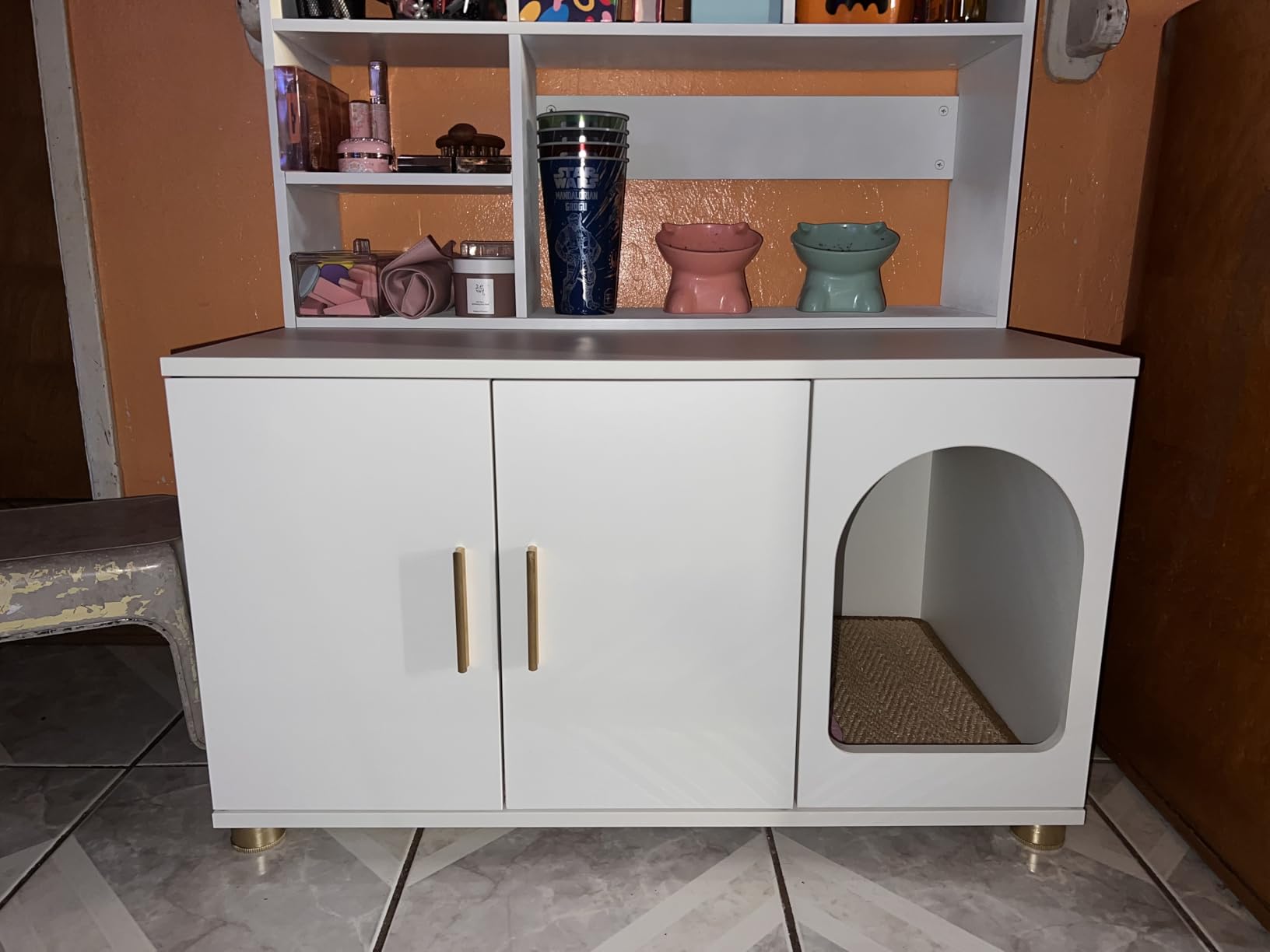 Amunrbrek Top Entry Litter Box Enclosure, Flip Top with Scratch Mat, White customer photo 1